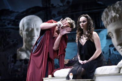 Romulus Veliký, komedie antických rozměrů