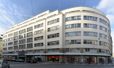 PROHLÍDKA DIVADLA KOMEDIE - ARCHITEKTURA A HISTORIE