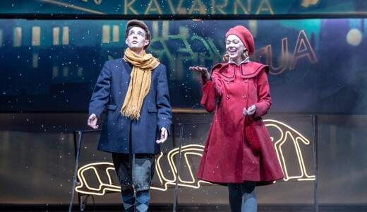 A osel na něj funěl