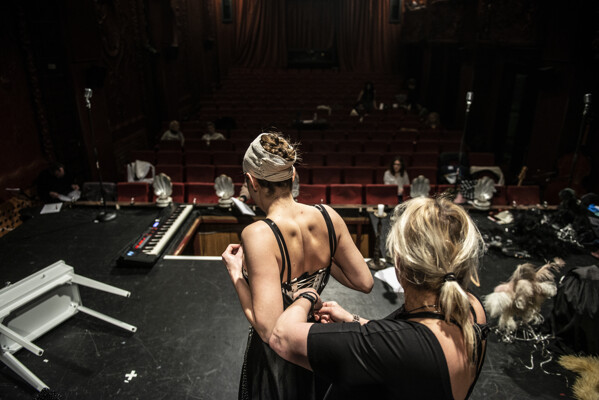 Kostým musí sloužit! O inscenaci Dr. Johann Faust, Praha II, Karlovo nám. 40 s kostýmní výtvarnicí Sylvou Zimula Hanákovou