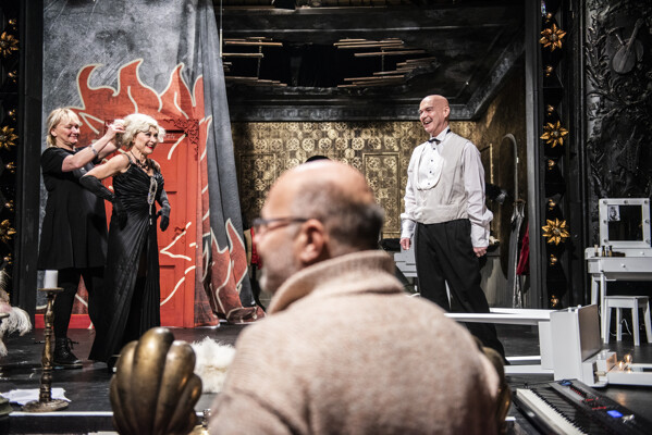 Kostým musí sloužit! O inscenaci Dr. Johann Faust, Praha II, Karlovo nám. 40 s kostýmní výtvarnicí Sylvou Zimula Hanákovou