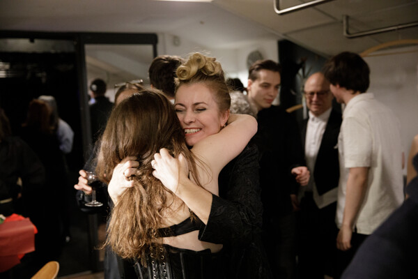 Matka a dcera v příběhu, kde se za sny platí tělem