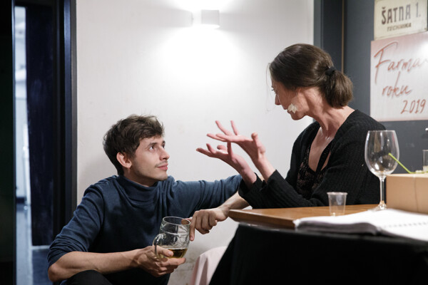 Matka a dcera v příběhu, kde se za sny platí tělem