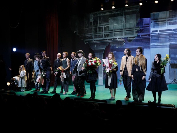 Ďábel čeká v Komedii. The Black Rider měl premiéru.