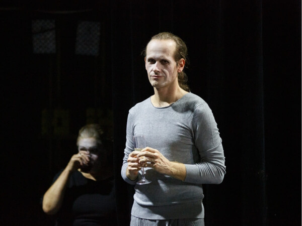 Orlando pátrá v Komedii po vlastní identitě