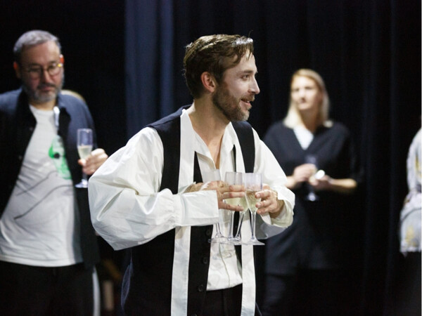 Orlando pátrá v Komedii po vlastní identitě