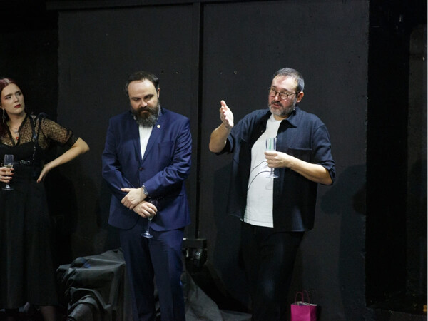 Orlando pátrá v Komedii po vlastní identitě