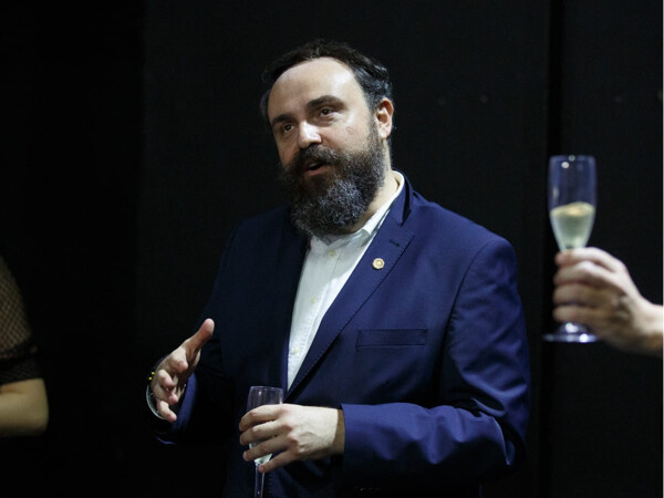 Orlando pátrá v Komedii po vlastní identitě