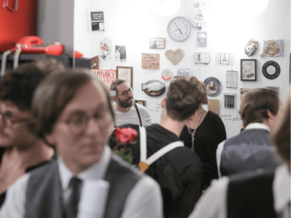 Přijměte pozvání na vánoční večírek u Čapků v Rokoku