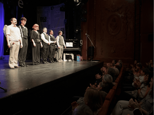 Přijměte pozvání na vánoční večírek u Čapků v Rokoku