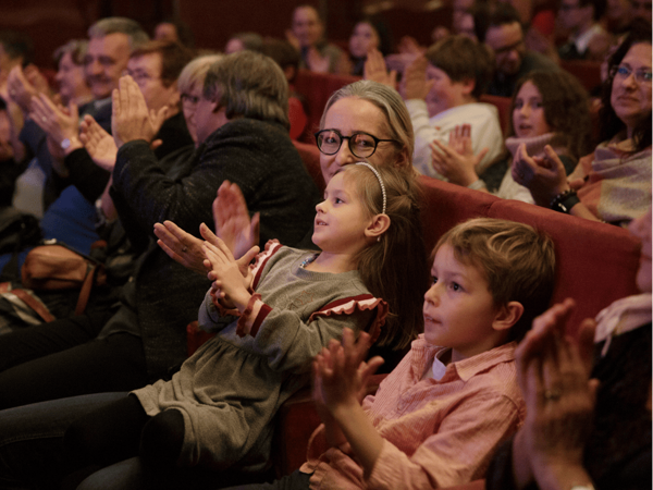 Přijměte pozvání na vánoční večírek u Čapků v Rokoku