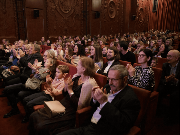 Přijměte pozvání na vánoční večírek u Čapků v Rokoku