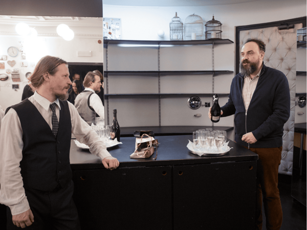 Přijměte pozvání na vánoční večírek u Čapků v Rokoku