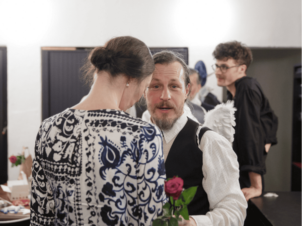 Přijměte pozvání na vánoční večírek u Čapků v Rokoku