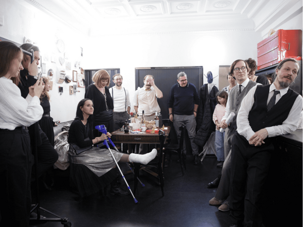 Přijměte pozvání na vánoční večírek u Čapků v Rokoku