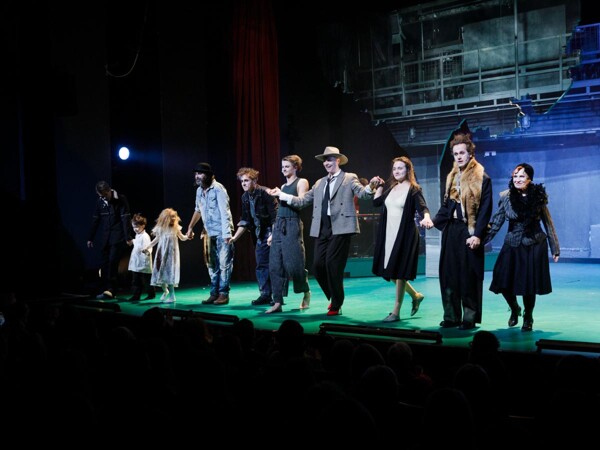 Ďábel čeká v Komedii. The Black Rider měl premiéru.