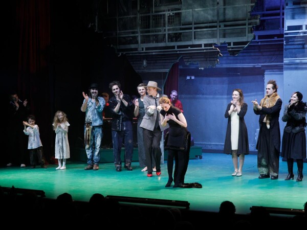 Ďábel čeká v Komedii. The Black Rider měl premiéru.