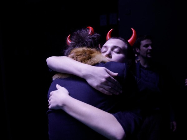 Ďábel čeká v Komedii. The Black Rider měl premiéru.