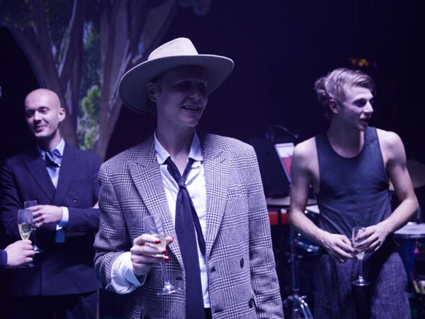 Ďábel čeká v Komedii. The Black Rider měl premiéru.