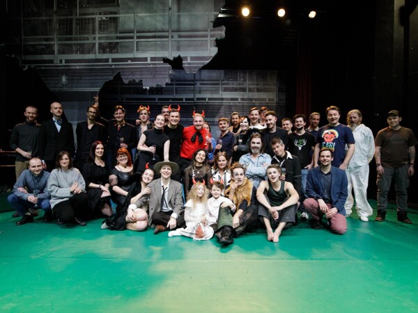 Ďábel čeká v Komedii. The Black Rider měl premiéru.