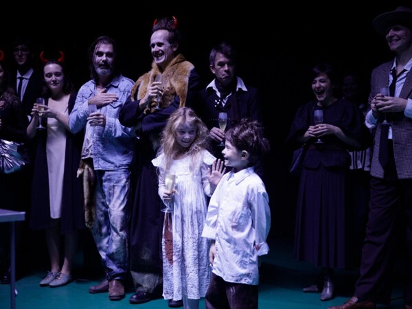 Ďábel čeká v Komedii. The Black Rider měl premiéru.