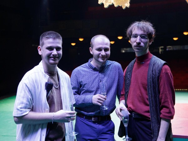 Ďábel čeká v Komedii. The Black Rider měl premiéru.