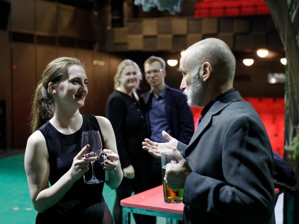 Ďábel čeká v Komedii. The Black Rider měl premiéru.