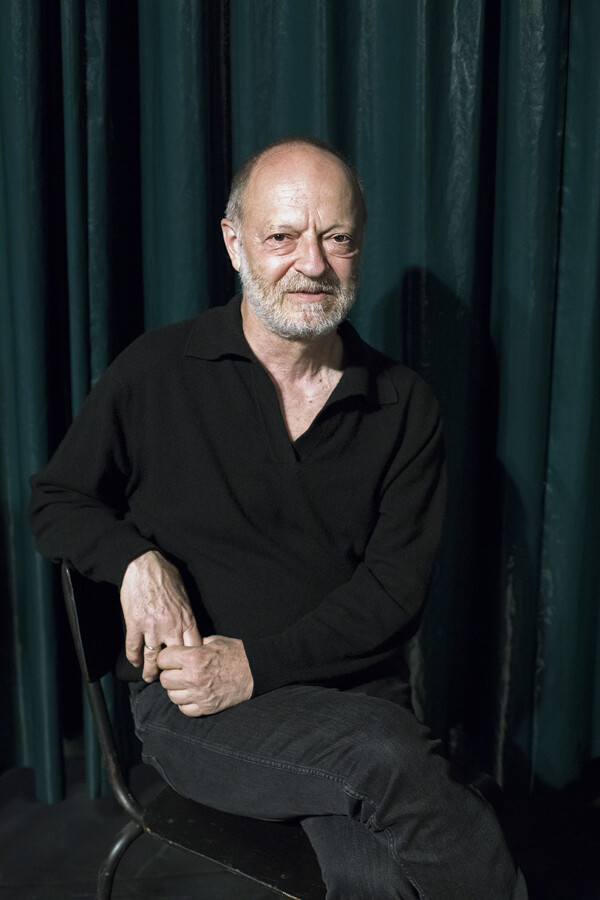 Vzhlédni, velké dílo začíná! Soubor a interiéry na nových fotografiích