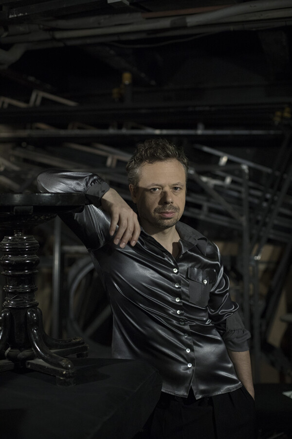 Vzhlédni, velké dílo začíná! Soubor a interiéry na nových fotografiích