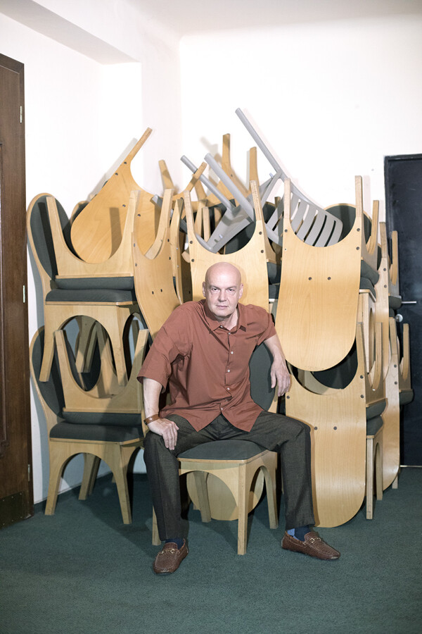 Vzhlédni, velké dílo začíná! Soubor a interiéry na nových fotografiích