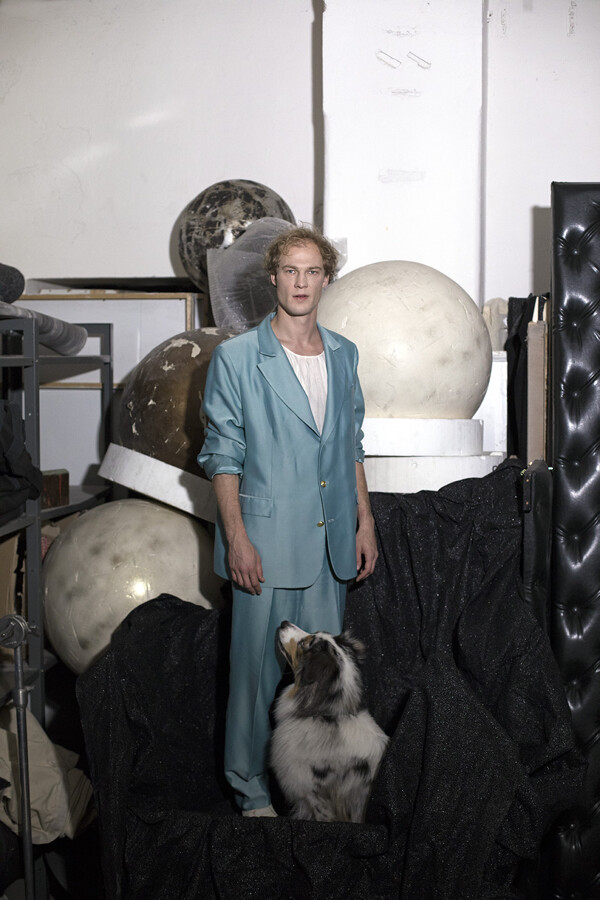 Vzhlédni, velké dílo začíná! Soubor a interiéry na nových fotografiích