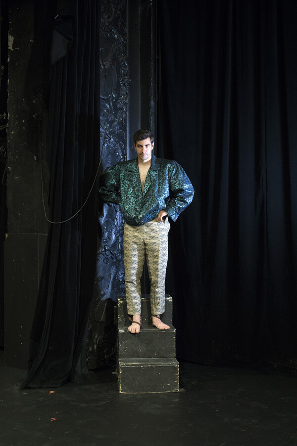 Vzhlédni, velké dílo začíná! Soubor a interiéry na nových fotografiích