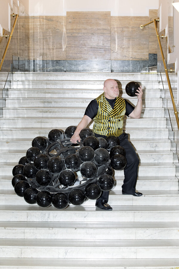 Vzhlédni, velké dílo začíná! Soubor a interiéry na nových fotografiích